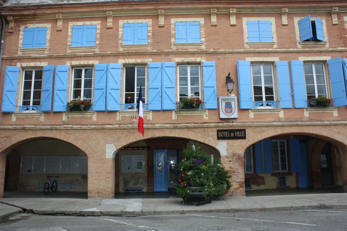 Vue de la façade de la mairie de Montech