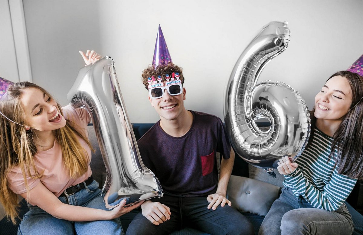 Trois jeunes faisant la fête pour les 16 ans de l'un