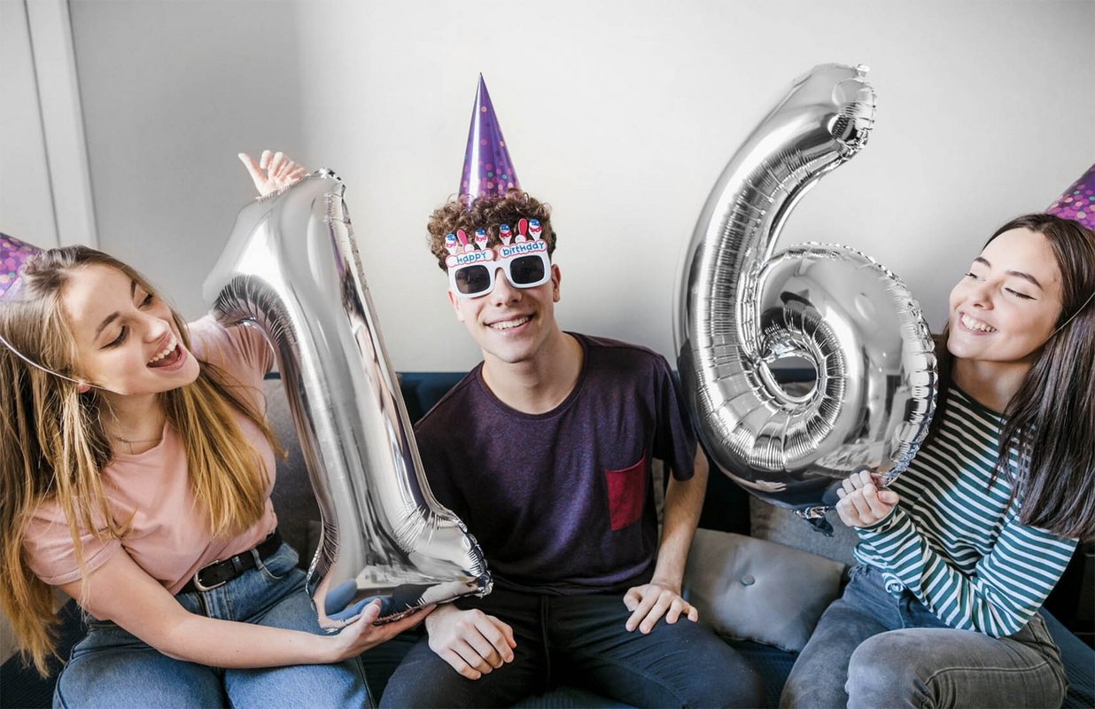 Trois jeunes faisant la fête pour les 16 ans de l'un