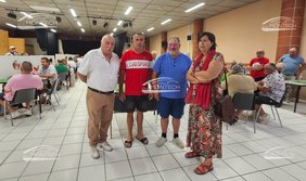 Le Maire, la conseillère départementale avec le président du club de tarot , avec en fond les joureurs de tarot