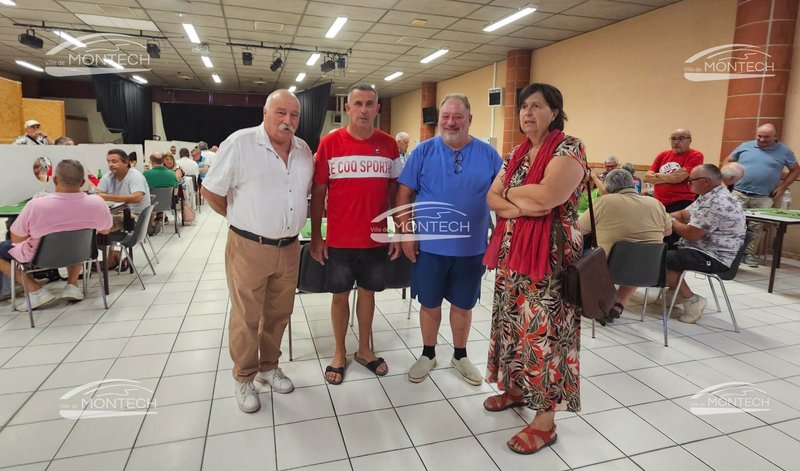 Le Maire, la conseillère départementale avec le président du club de tarot , avec en fond les joureurs de tarot
