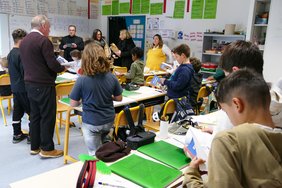 vue du Maire dans uen classe d'élèves avec 4 adultes