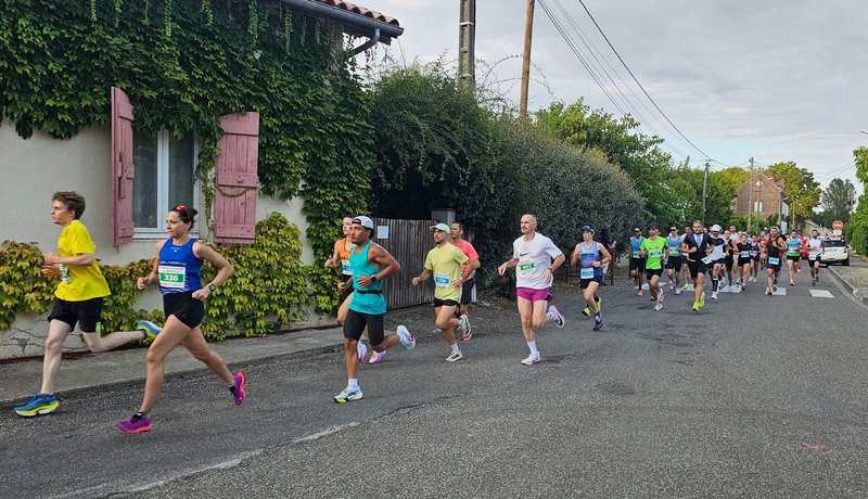Coureurs de la Corrida pedesrre dans les rues de Montech