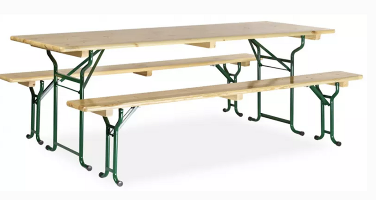 Vue d'une table en bois et de deux bancs
